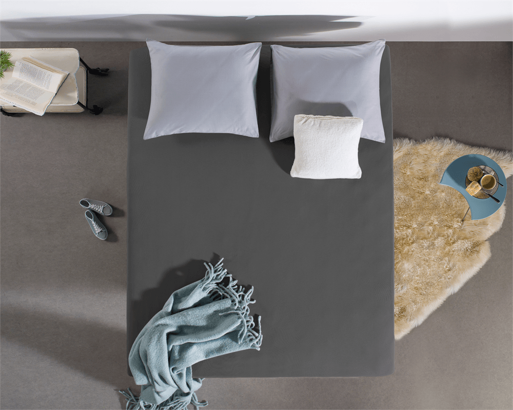 Het waterdichte hoeslaken van enkel jersey beschermt zowel dekbed als matras.