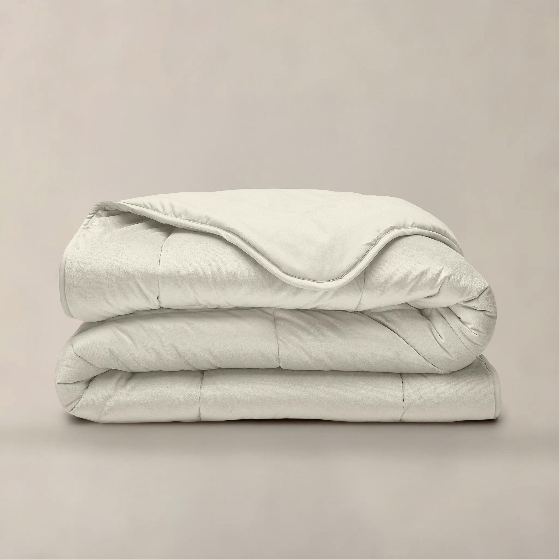 Dit luxe Velura Series dekbed biedt je bed een stijlvol en comfortabel uiterlijk.