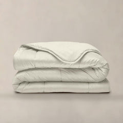 Dit luxe Velura Series dekbed biedt je bed een stijlvol en comfortabel uiterlijk.