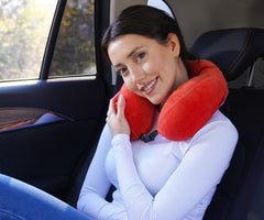 Het traagschuim reiskussen van Sleep Comfy biedt comfortabel ergonomisch slaapcomfort.