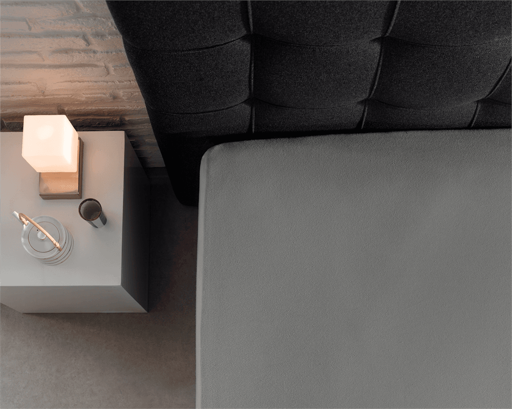 De waterdichte matrasbeschermer van enkel jersey biedt bescherming voor je dekbed.