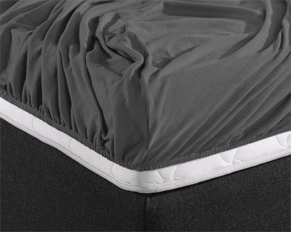 Dit hoeslaken van enkel jersey biedt bescherming voor zowel dekbed als matras.