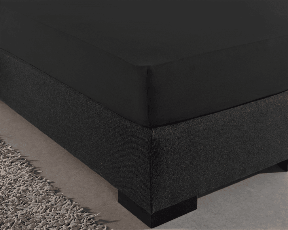 Het katoenen matrasbeschermer hoeslaken van enkel jersey biedt extra comfort en bescherming.
